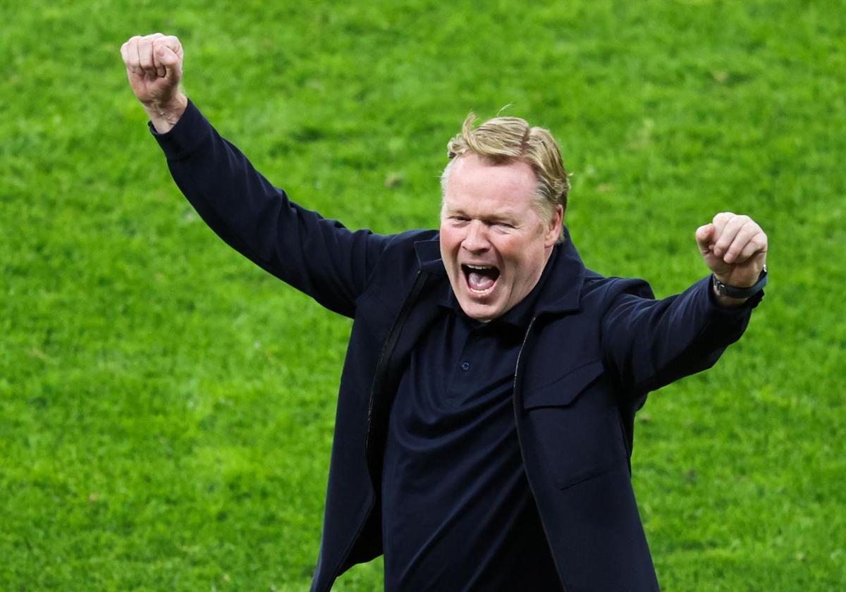 Ronald Koeman celebra la clasificación de Países Bajos para semifinales de la Eurocopa.