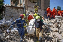 Los equipos de rescate localizaron también este martes cadáveres entre los restos del hospital.