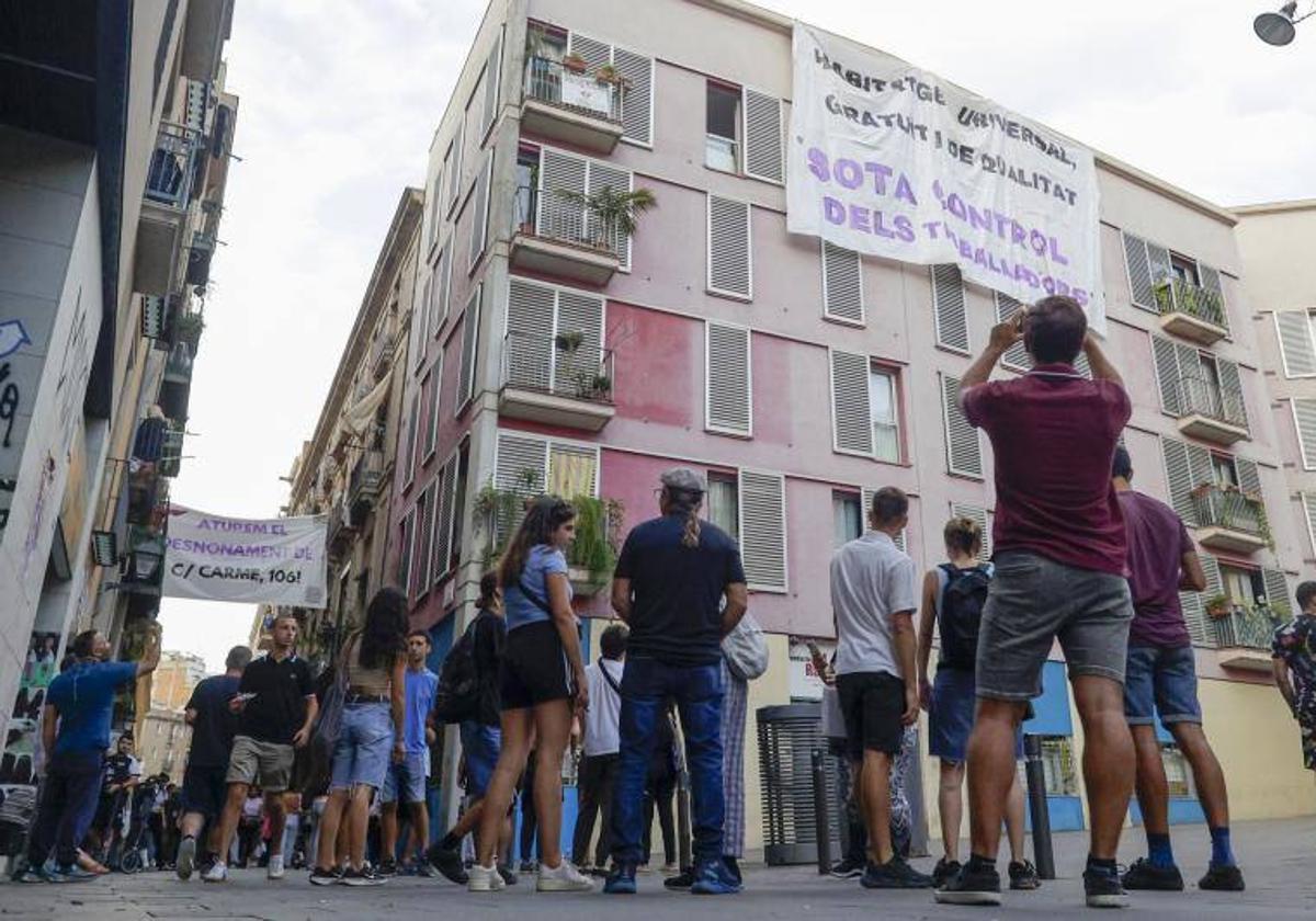 Jóvenes protestan por los problemas de acceso a la vivienda en Barcelona.