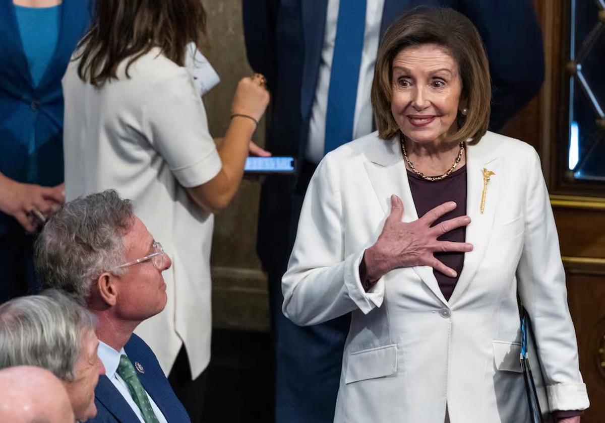 Nancy Pelosi, el día en que se despidió del Congreso, dice que «depende de Biden» que siga postulándose o se retire.