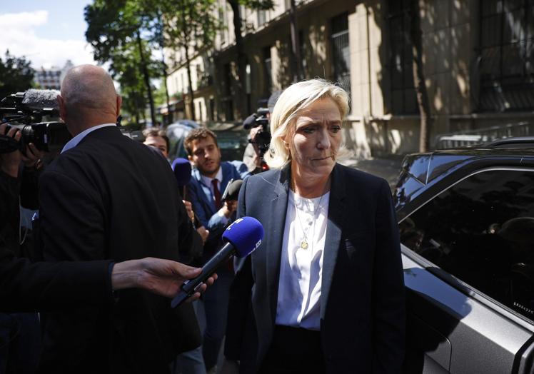 Marine Le Pen zaten bir ayağını başkanlık koltuğunda görüyordu.  Beklemeniz gerekecek.