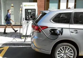 Un coche eléctrico en un poste de recarga.