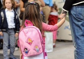 Niña coge de la mano a su madre.