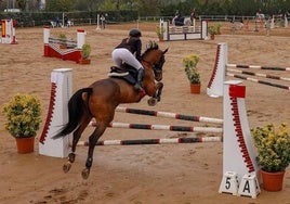 Joven montando a caballo.