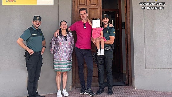 Dos guardias civiles salvan la vida a una niña de 3 años que se asfixiaba con unas uvas