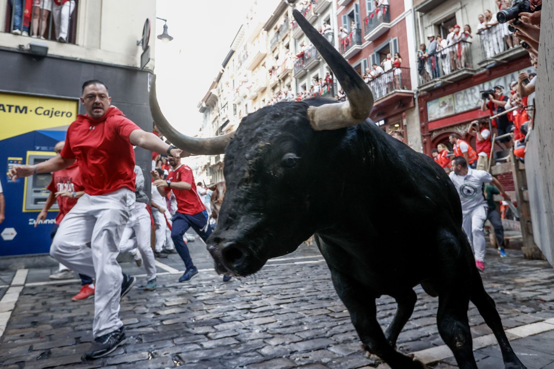 Los toros de la ganadería de Fuente Ymbro entran en la curva de Mercaderes.