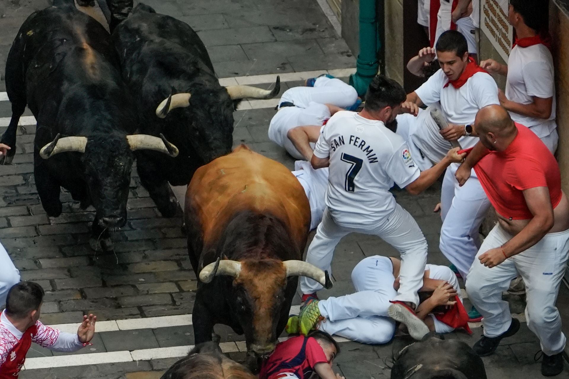 Queda para el recuerdo lo que ocurrió el 13 de julio de 2013. La nobleza de los toros de Fuente Ymbro evitó una tragedia cuando decenas de corredores formaron un tapón humano a la entrada de la plaza. Milagrosamente no hubo ningún corneado y tan solo 19 personas fueron atendidas por contusiones y traumatismos. Poco para lo que pudo haber sido.