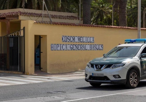 Una patrulla de la Guardia Civil a las puertas del complejo deportivo de Melilla donde se produjo el accidente el miércoles.