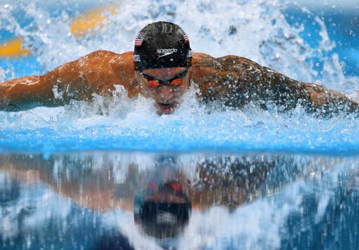 Caeleb Dressel, ganando el oro en los 100 metros mariposas en los Juegos Olímpicos de Tokio