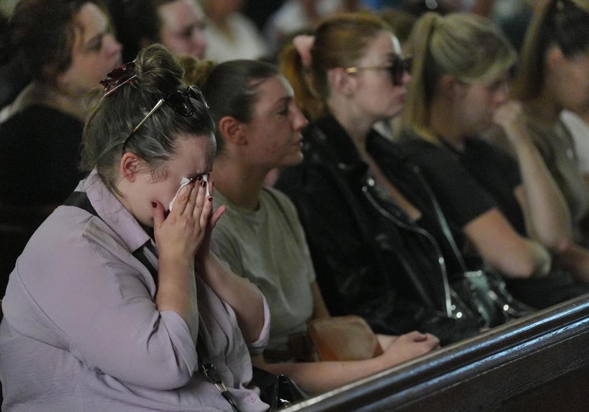 Allegados de las víctimas, en una vigilia celebrada este jueves en la iglesia de St James, en Bushey.