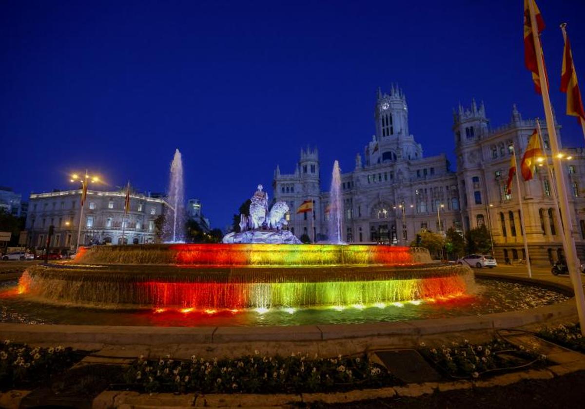 La Plaza de Cibeles iluminada de noche