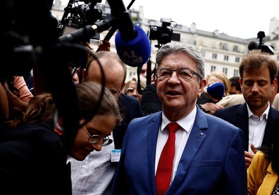 Mélenchon es abordado por la prensa en la Asamblea Nacional.