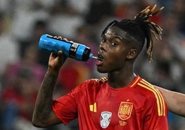 Nico Williams bebe agua durante el España-Francia.