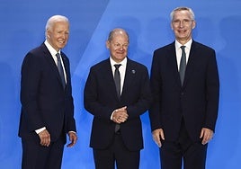 El presidente estadounidense, Joe Biden, el canciller alemán, Olaf Scholz, y rl secretario general de la OTAN, Jens Stoltenberg, durante la cumbre en Washington.
