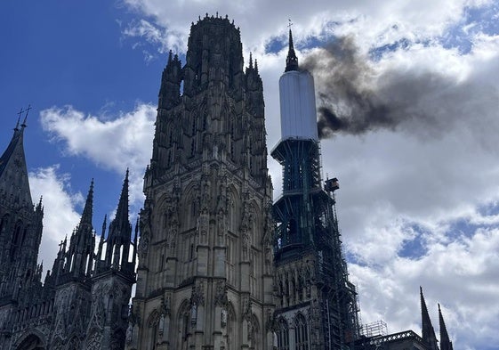 Un incendio daña la aguja de la catedral gótica de Ruán en Francia