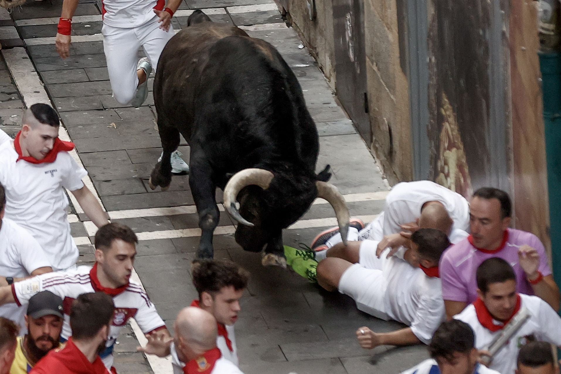 Los mozos son perseguidos por toros de la ganadería de Domingo Hernández Martín.