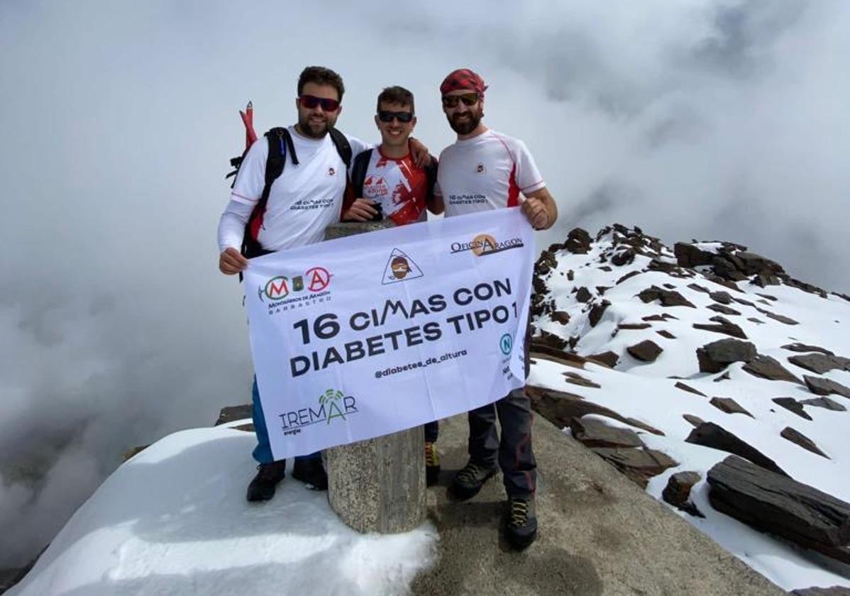 Arturo Carvajal haciendo cima en el Mulhacén (3.482 metros) con sus amigos.