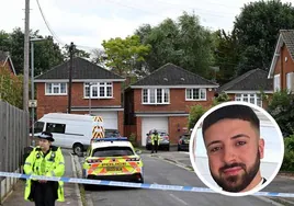 La Policía mantiene acordonada la zona del crimen en Bushey. A la derecha, Kyle Clifford, el presunto asesino.