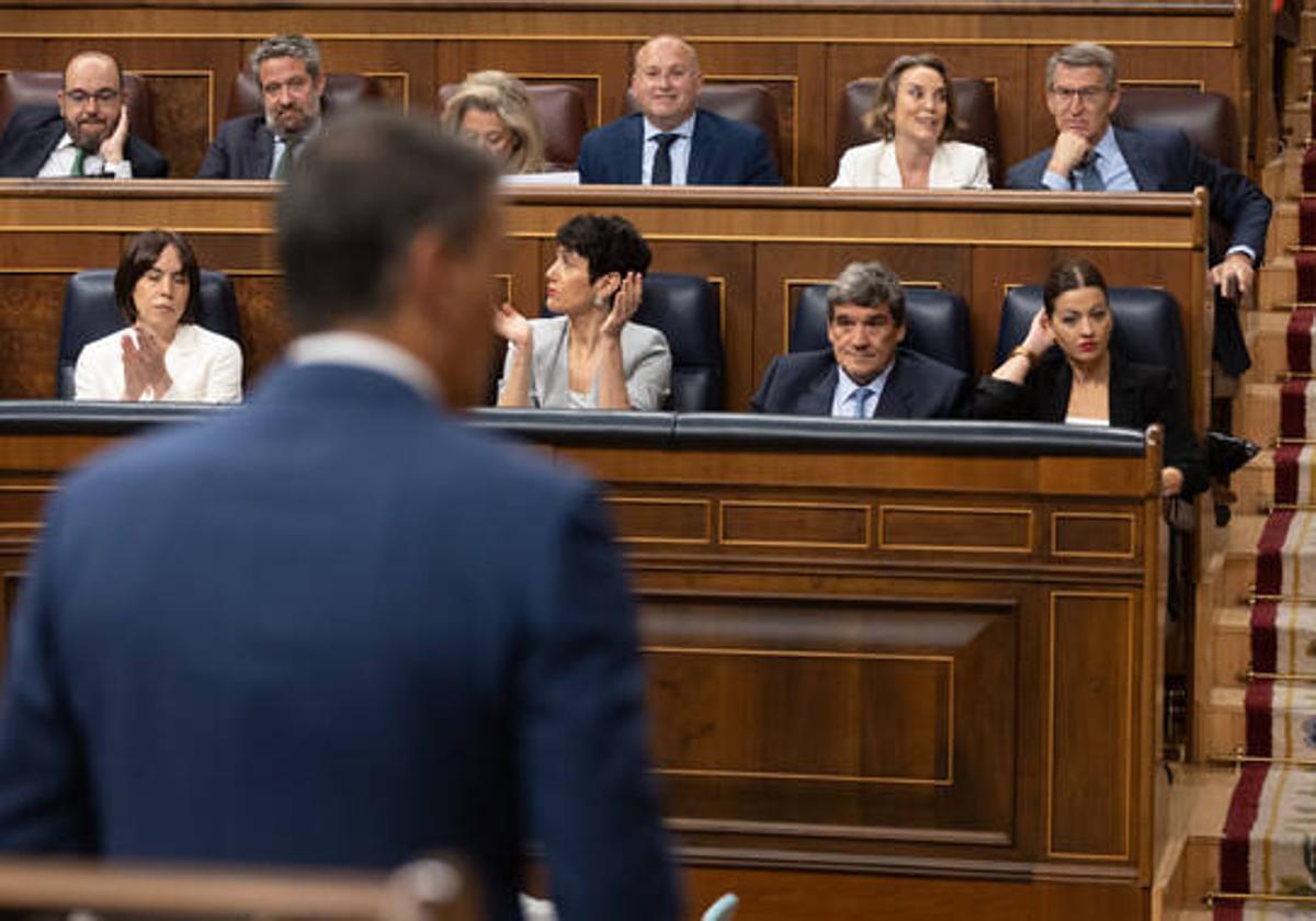 El ministro de Transformación Digital, José Luis Escrivá, frente al presidente del Gobierno, Pedro Sánchez, en un reciente pleno en el Congreso.