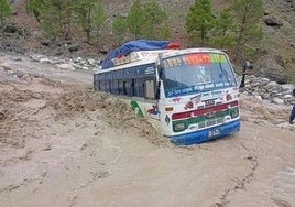 Tres pasajeros pudieron salir del autobús antes de que fueran desplazados al río.