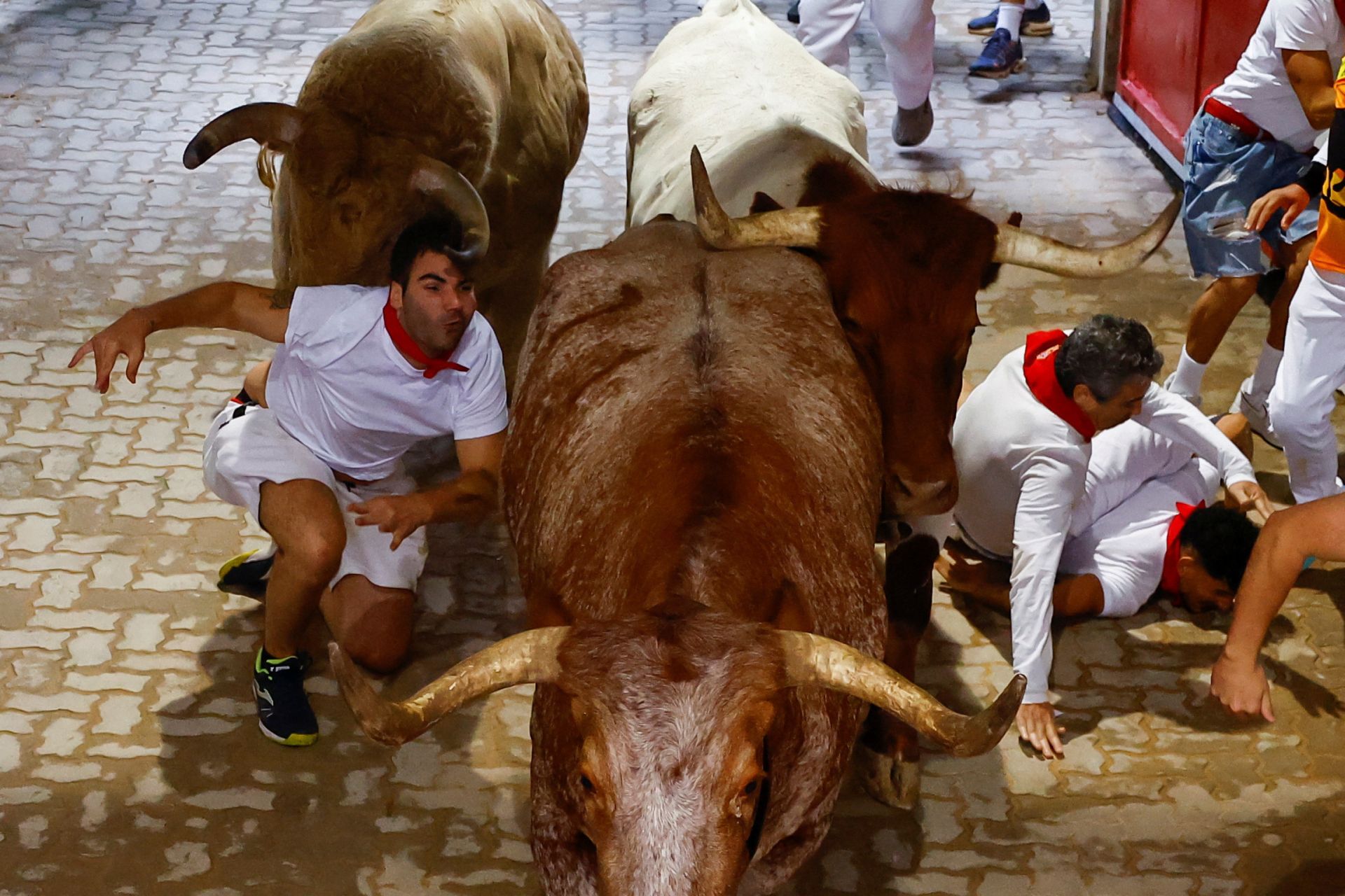 Se han vivido momentos de tensión a la entrada de la plaza de toros, donde varios mozos han caído bajo los astados.