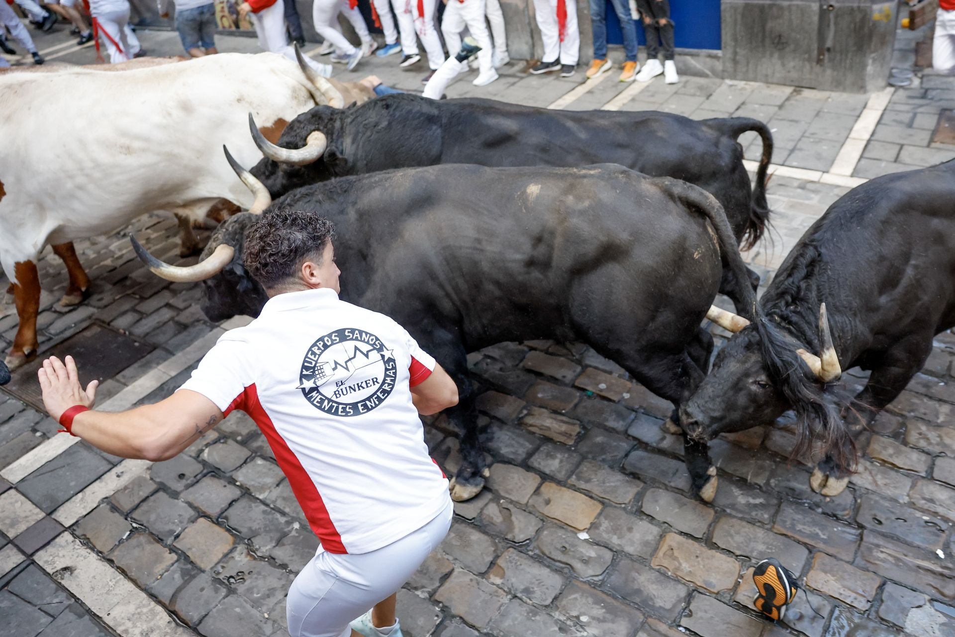 Pamplona estaba a 16 grados a las 8 de la mañana, con el suelo de las calles ligeramente mojado por la lluvia que ha caído en la ciudad durante la pasada noche. Sin embargo, nada de esto ha influido ni en los toros ni en los corredores.