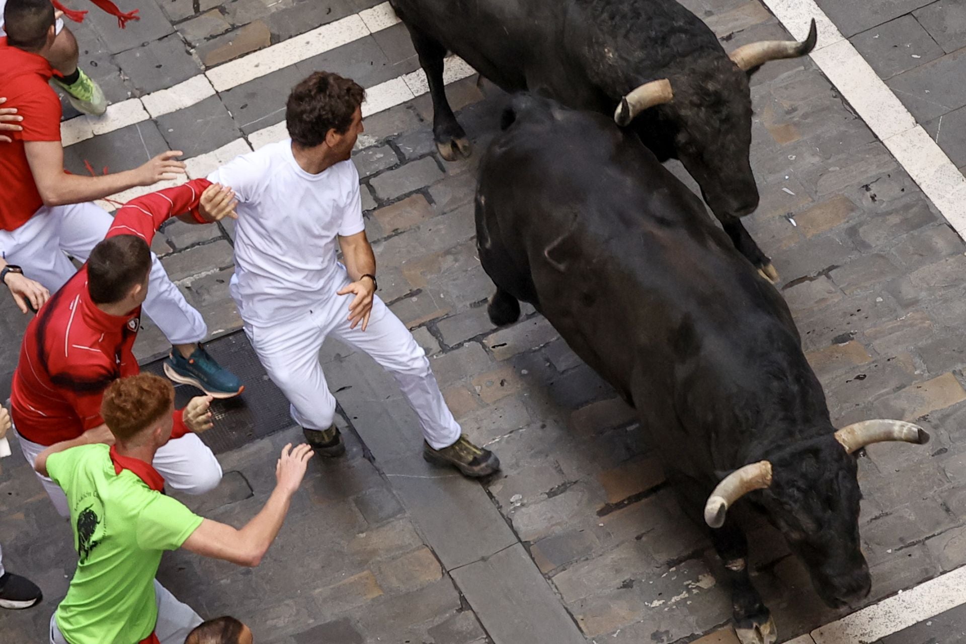 Los de la ganadería Jandilla enfilan la calle Estafeta. 