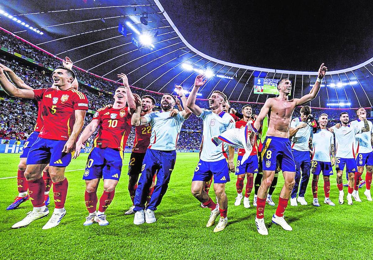 Los jugadores de la selección española celebran el triunfo ante Francia.