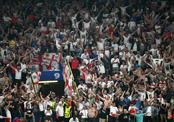 Aficionados ingleses, tras la semifinal entre los 'Three Lions' y Países Bajos.