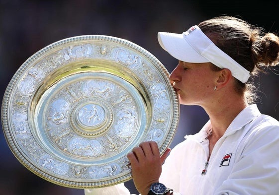 Barbora Krejcikova besa el trofeo que la acredita como campeona de Wimbledon.