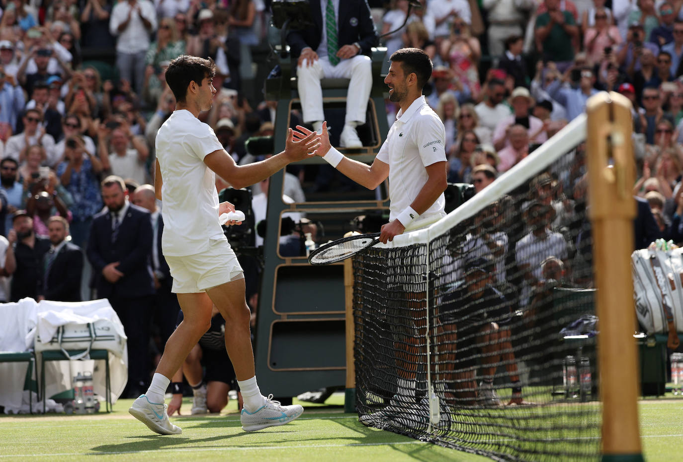 Djokovic, felicitando al español tras el partido.