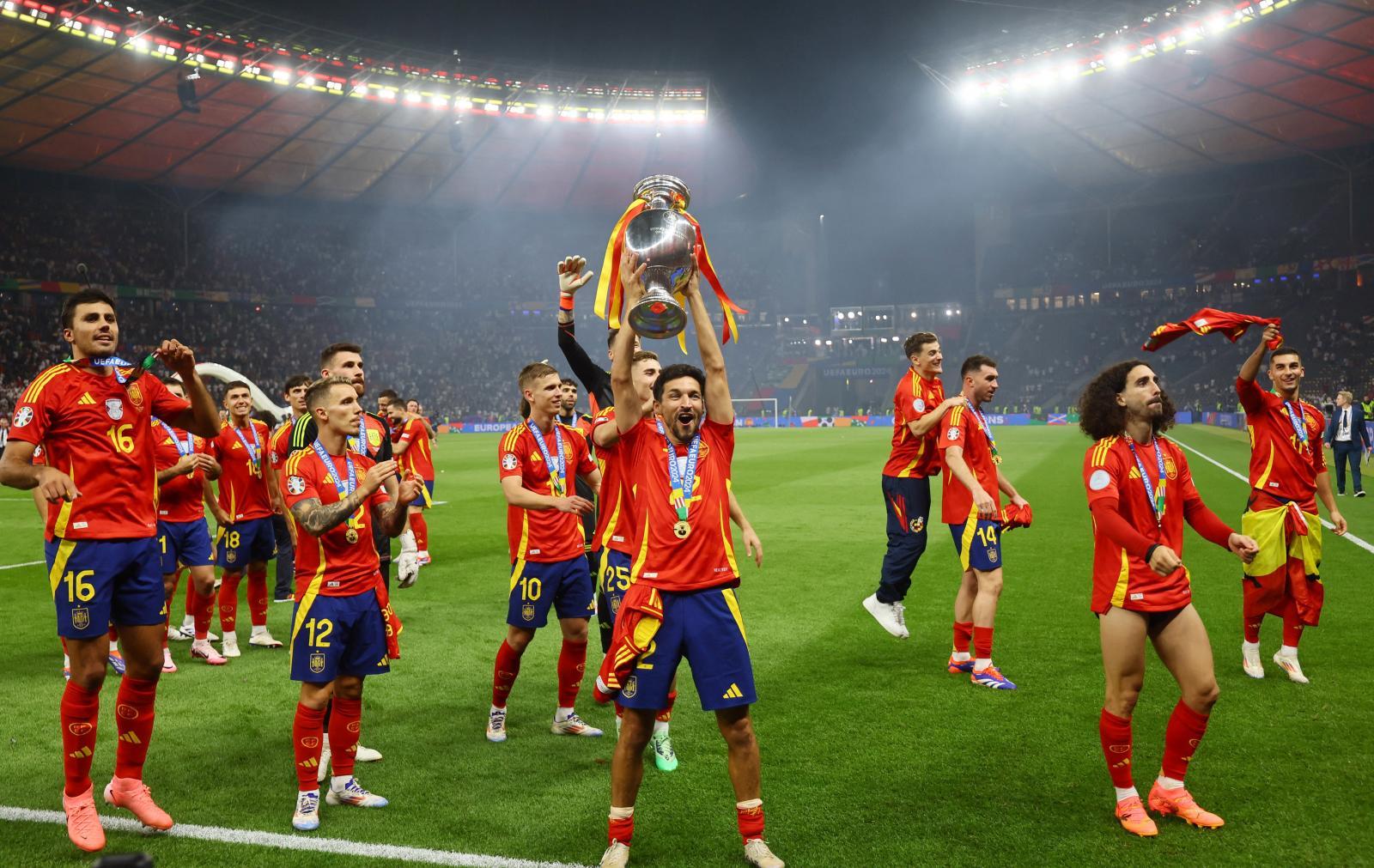 Jesús Navas celebra junto al resto de su equipo y la afición la copa conseguida frente a Inglaterra.