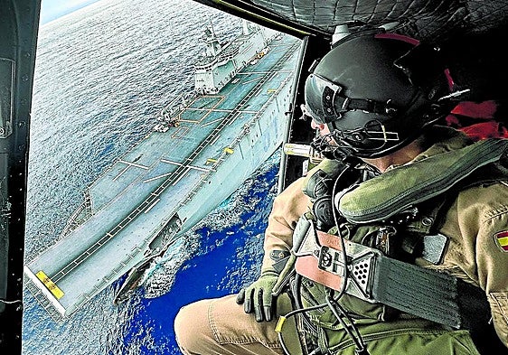 Vista aérea del buque de más de doscientos metros de eslora, el mayor con que cuenta la Armada.