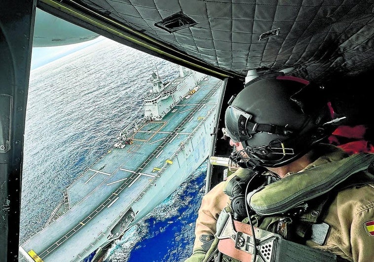 Vista aérea del buque de más de doscientos metros de eslora, el mayor con que cuenta la Armada.