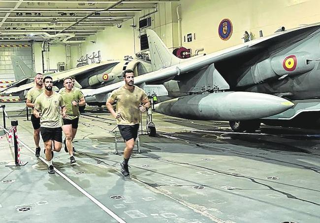 Infantes de Marina ejercitándose en la cubierta de vehículos ligeros.