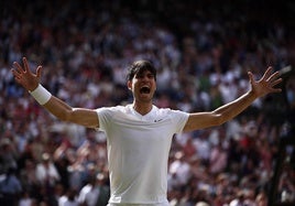 Carlos Alcaraz, celebrando su segundo Wimbledon.