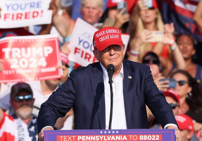 El expresidente, con su gorra de 'MAGA', se dirige al público.