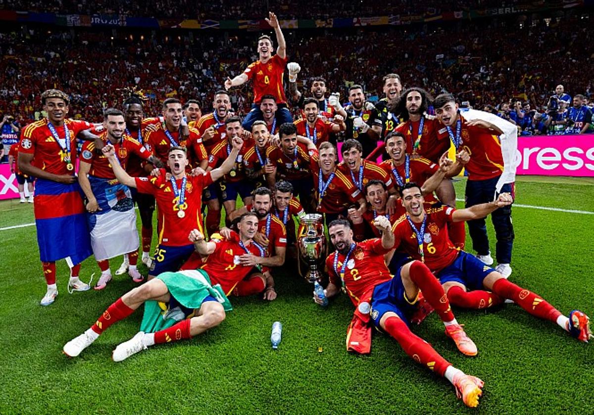 Los jugadores celebran sobre el césped de Berlín el título.