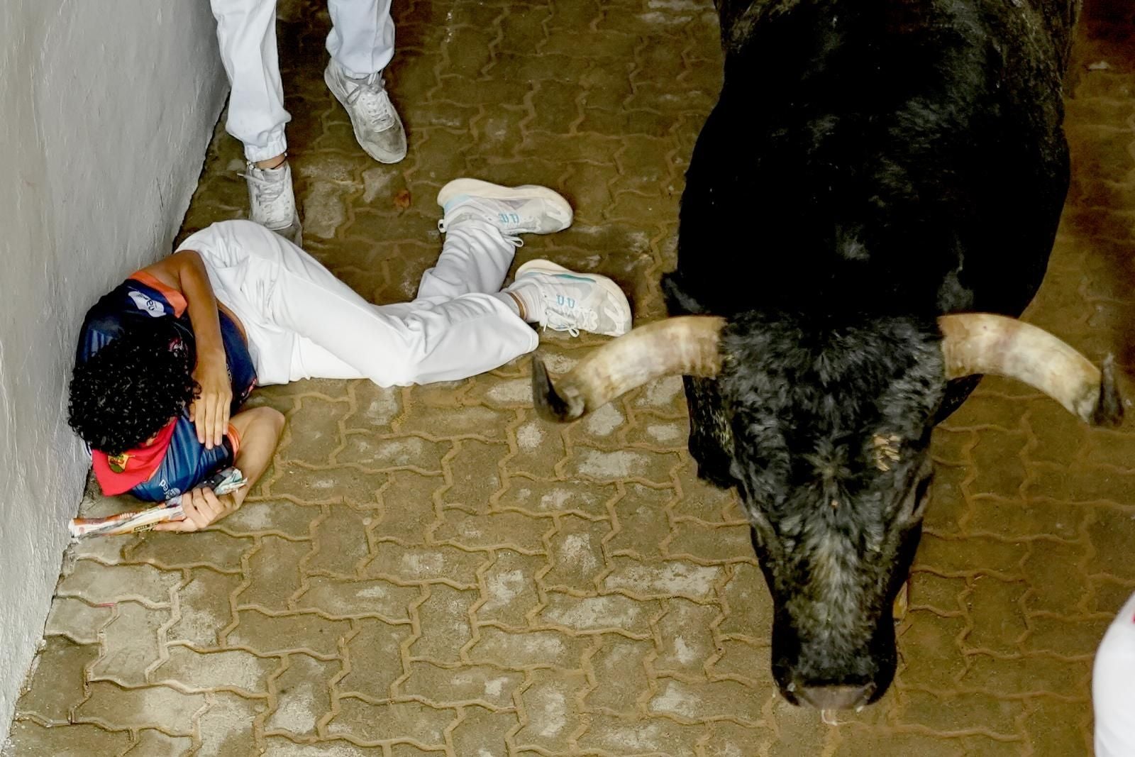 Un corredor ha caído junto a uno de los astados en el callejón de la plaza de toros.