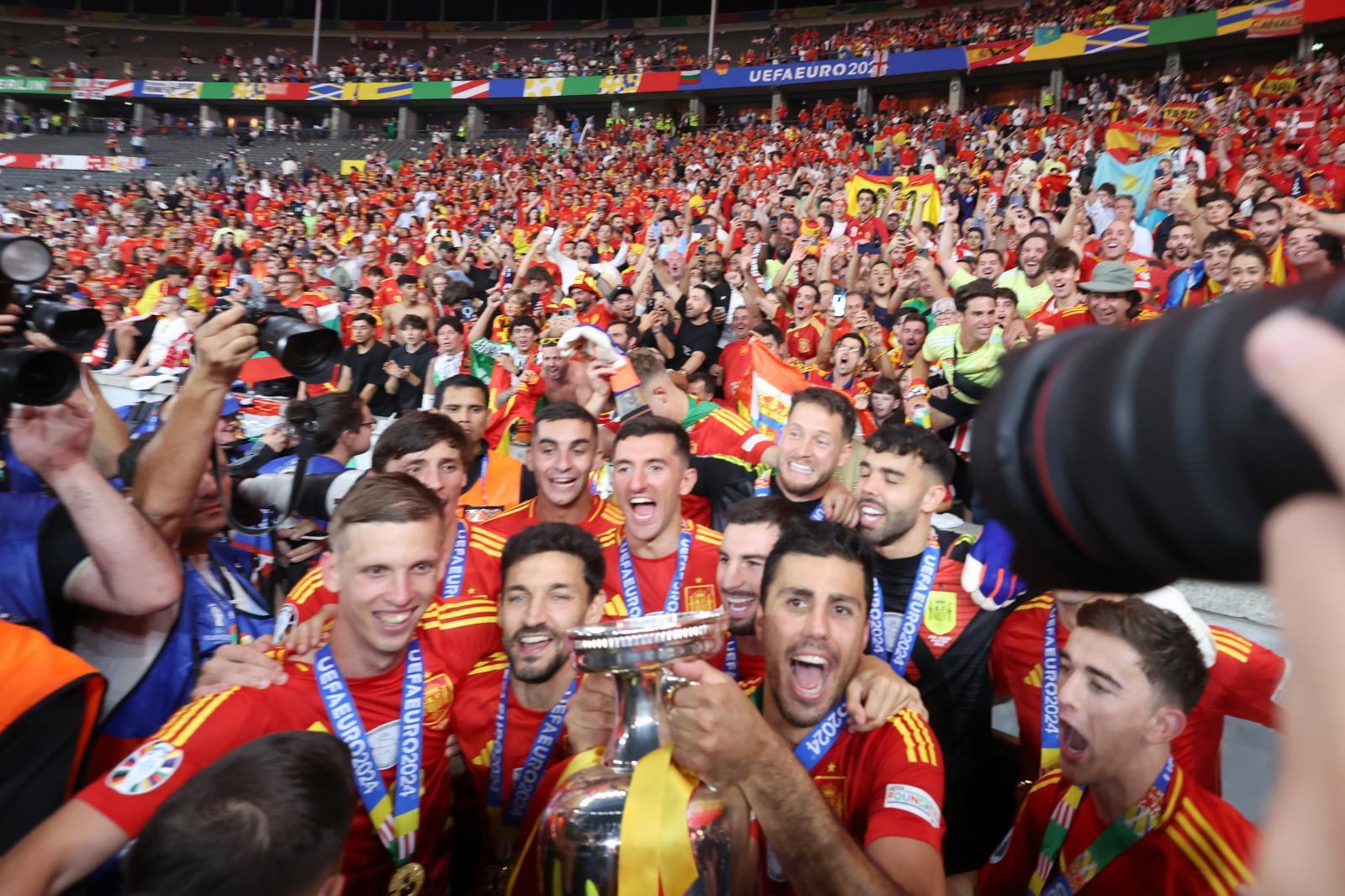 Los jugadores de España, con la afición desplazada a Berlín