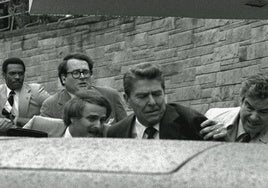 El expresidente Ronald Reagan tras el intento de asesinato en Washington