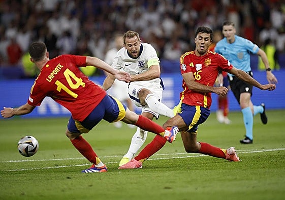 Acción en la que Rodri termina lesionado al tapar un disparo de Kane.