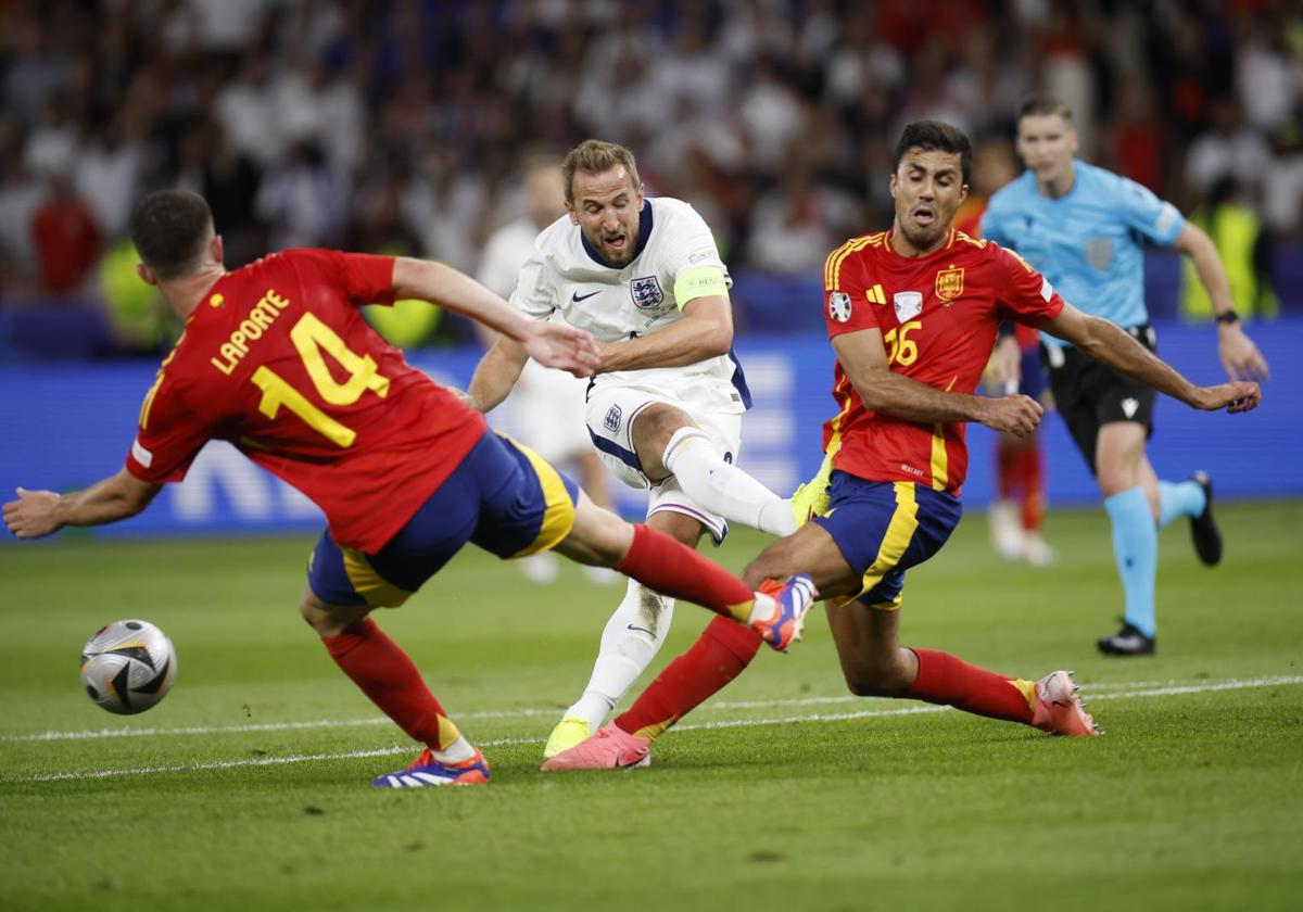 Acción en la que Rodri termina lesionado al tapar un disparo de Kane.