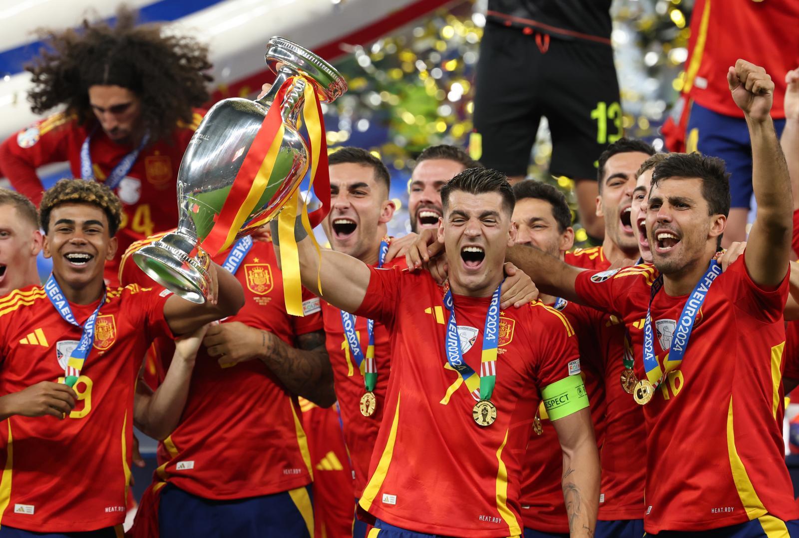 Álvaro Morata coge la copa de la Eurocopa 2024