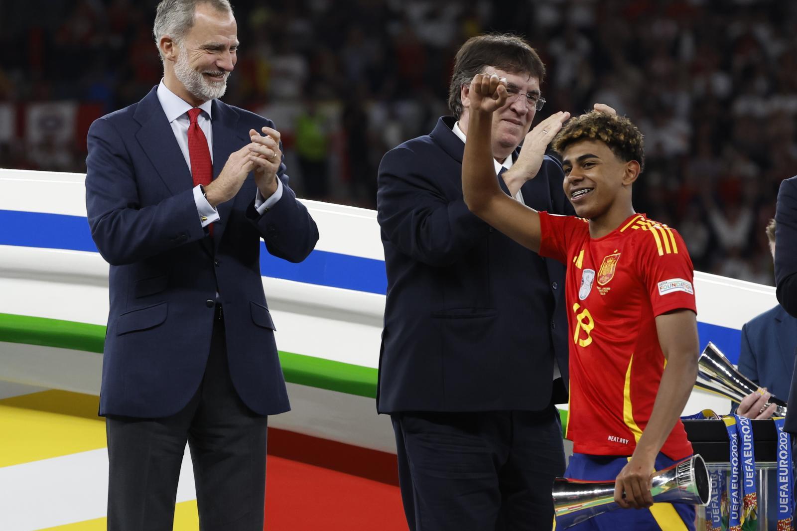 Felipe VI aplaude junto a Lamine Yamal tras la victoria en la Eurocopa.