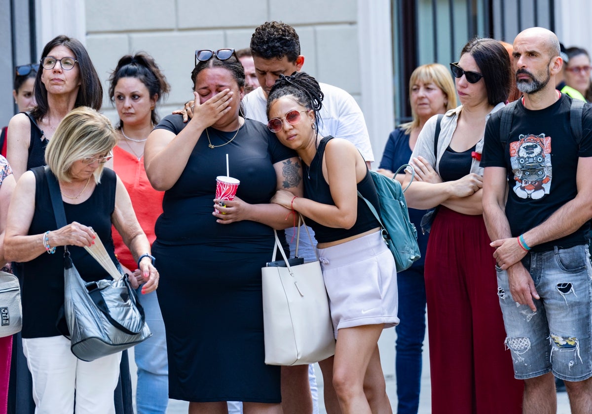 Imágenes de dolor, este lunes, durante el minuto de silencio por el asesinato machista de Sabadell.