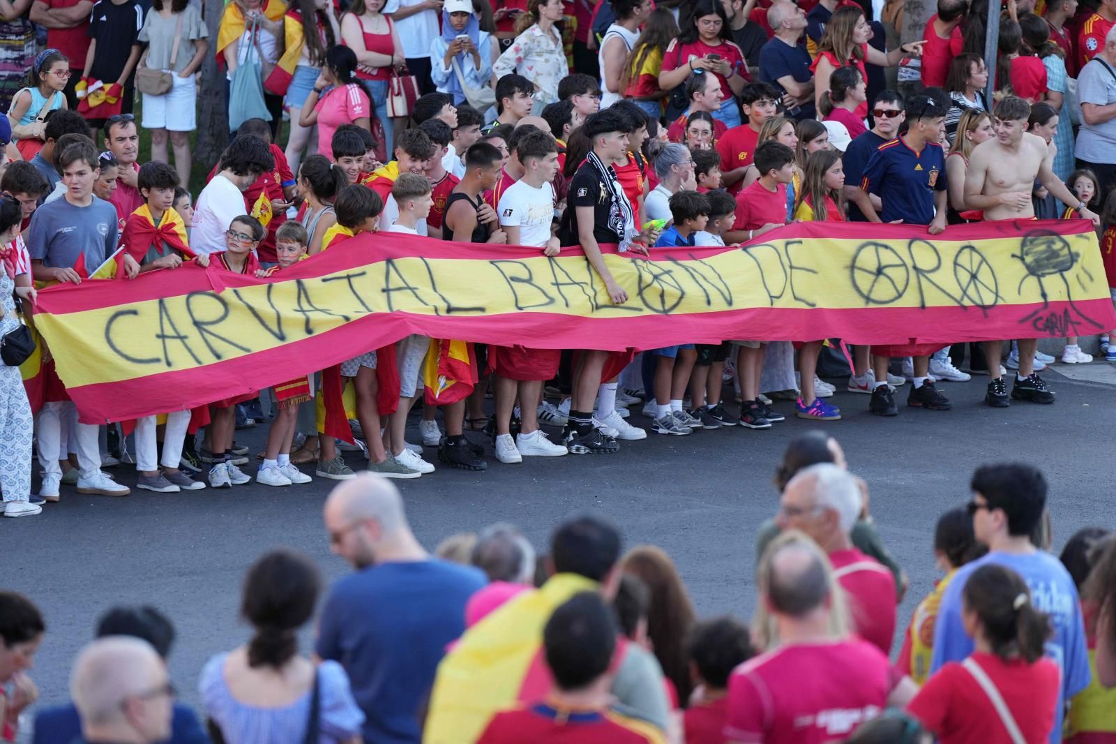 La afición pide el Balón de Oro para Carvajal.