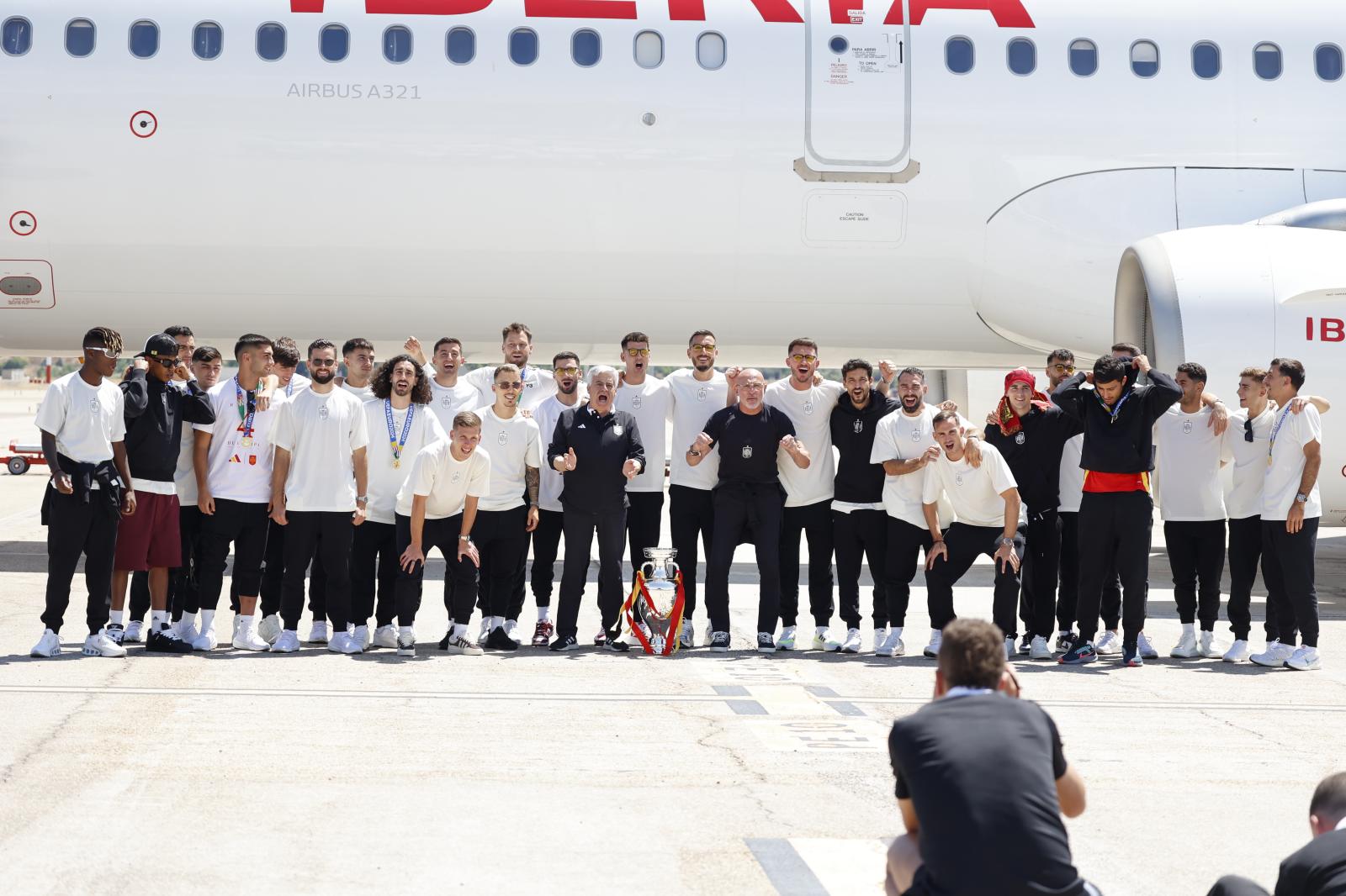 La Selección Española de Fútbol posa junto al seleccionador, Luis de la Fuente a su llegada al aeropuerto de Madrid.