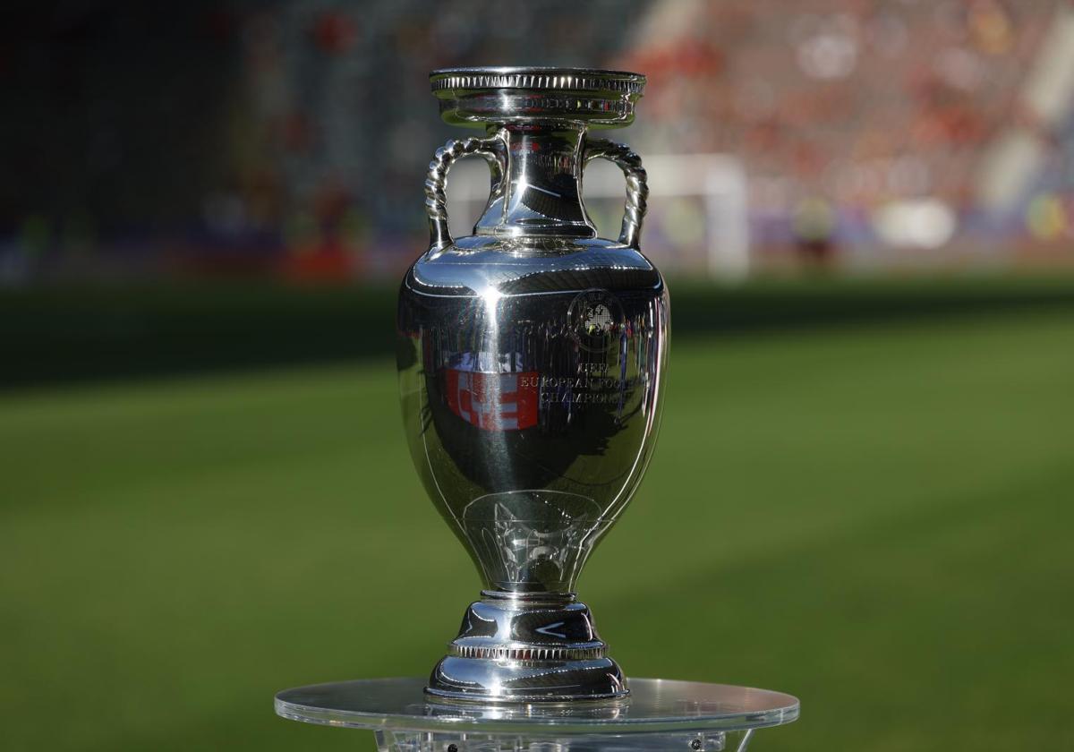 El trofeo de la Eurocopa antes de la final de Berlín.