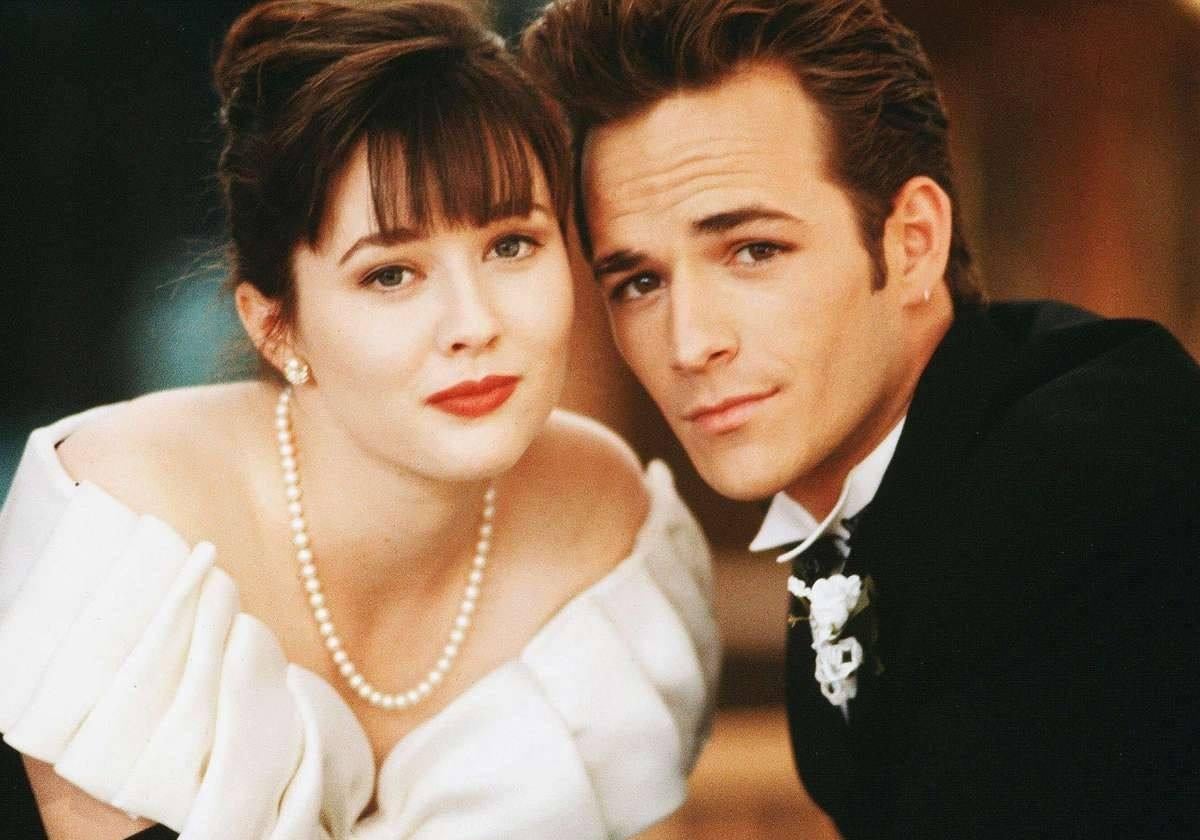 Shannen Doherty y Luke Perry en una imagen de 'Sensación de vivir'.